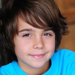 Riley Polanski 飾演 Riley Morris