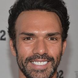 達倫·薛拉維 - 極北之戰演員 飾演Sergei