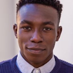 Olly Sholotan 飾演 Benji Betts