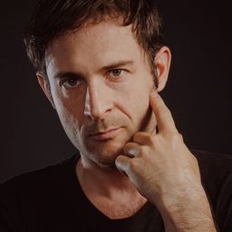 Arthur Harari 飾演 Maître Kiejman