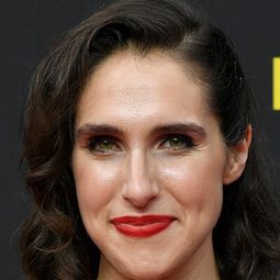 Megan Amram - 莎賓娜卡本特：無厘頭聖誕編劇