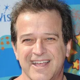 艾倫·卡瓦特 飾演 Alex