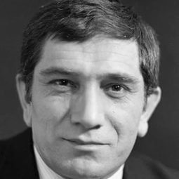 Armen Dzhigarkhanyan 飾演 Александр Егорович