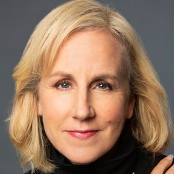 維爾克·懷特 飾演 Julie