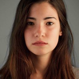 Jade-Rose Parker 飾演 Isabelle de Peyrefitte