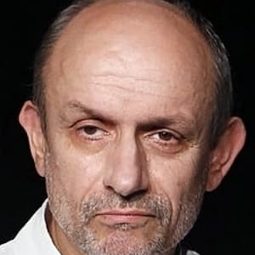 Paul Chariéras 飾演 