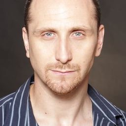 Christian Bako 飾演 Scarred Man