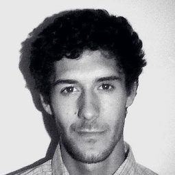 Justo Calabria 飾演 Brian