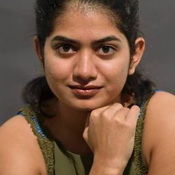 Anarkali Marikar 飾演 Sarita D'Costa