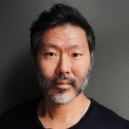 Johnathan Staci Kim 飾演 Kam