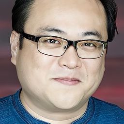 Leo Choy 飾演 Louie