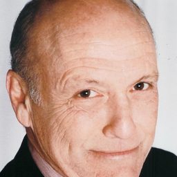 Sonny Carl Davis 飾演 Augie the Heckler