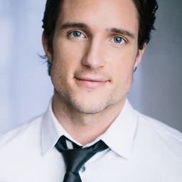 Ryan Bruce 飾演 Thomas Baker