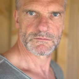 Alfred Hartung 飾演 Guard 1945