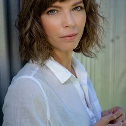 Candice Hill 飾演 Jill Millions