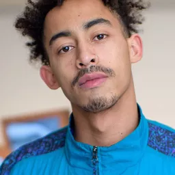 Jordan Stephens 飾演 Faith