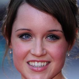 Scarlett Alice Johnson 飾演 Jo