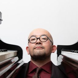 Tetsuya Hirahata 飾演 Piano / Keyboards