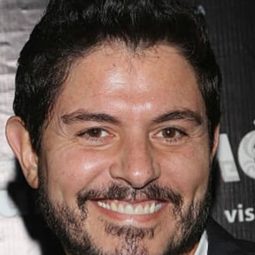 Ernesto Laguardia 飾演 Alejandro