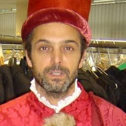 Denis Simonetta 飾演 L'homme ivre sur la place