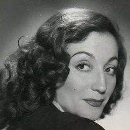 Ada Carrasco 飾演 Nacha