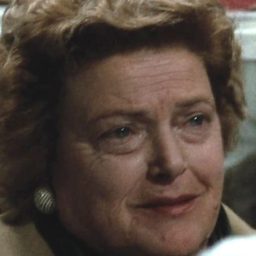 Iolanda Fortini 飾演 Woman at Casino (uncredited)