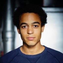 Alexandre Prince 飾演 