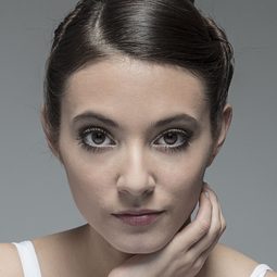 卡拉·奎沃多 - 向死而生演員 飾演Gilda