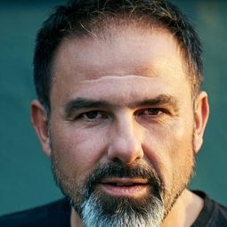 Carlos Lobo - Age of Cannibals演員 飾演John's Manager