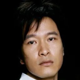 Xuan Guan 飾演 傅重