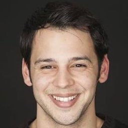 Cihan Şimşek 飾演 Mert