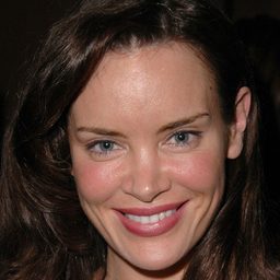 考琳·波希 飾演 Logan