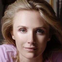 珍妮佛·西貝爾·紐森 - 亡我愚人節演員 飾演Barbie