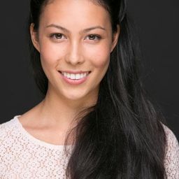 Sally Cheng 飾演 Kitchen Maid