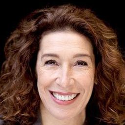 Adele Neuhauser 飾演 Ms. Hildegard