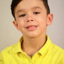 艾西爾·弗洛雷斯 飾演 Young Salvador