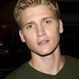 Jordan Brower 飾演 Simon