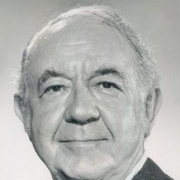 Cecil Kellaway 飾演 Professor Plumcutt