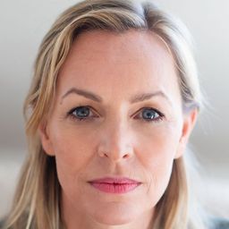 Simone Hanselmann 飾演 Anna