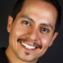 吉勒摩納瓦 飾演 Chuy