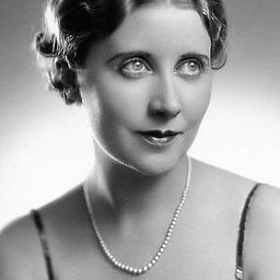 Genevieve Tobin 飾演 Mrs. Edith Chisholm