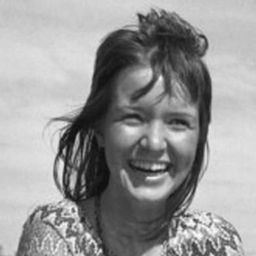 Verna Harvey 飾演 Flora