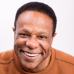 Brian Copeland - 毒魔：血戰大屠殺演員 飾演Rodeo Beach Reporter