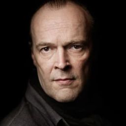 Sven-Eric Bechtolf 飾演 Prof. Grünwald