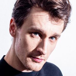 Adrian Brząkała 飾演 Priest Michał