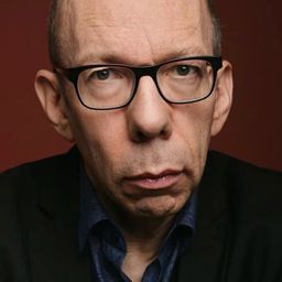 Francis Coffinet 飾演 Georges Favart, agent de la DGSE