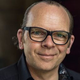 Andreas Schröders - 霹靂嬌娃演員 飾演The Accountant