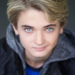 Parker Lovein 飾演 Lucius