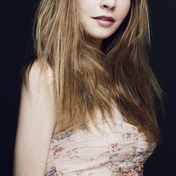 Alix Bénézech 飾演 Kirsten