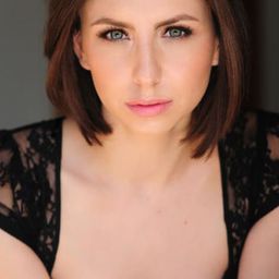 Lyndsey Rae 飾演 Sarah